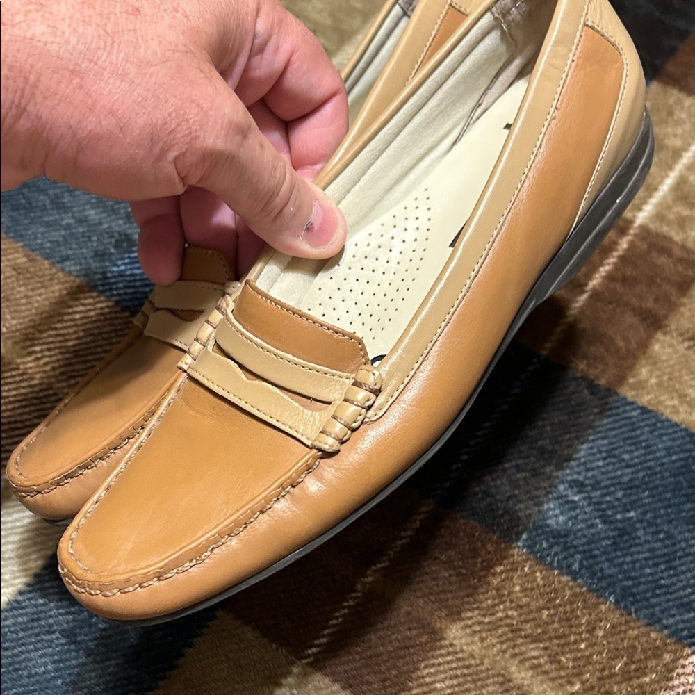 Trotters Women's Leather Loafers in Tan - Picture 8 of 9